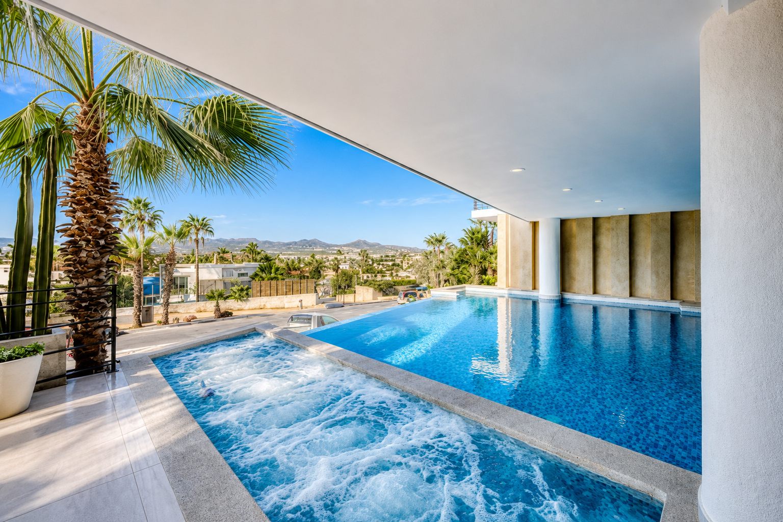 Ground-level infinity pool and jacuzzi at Pedregal Towers